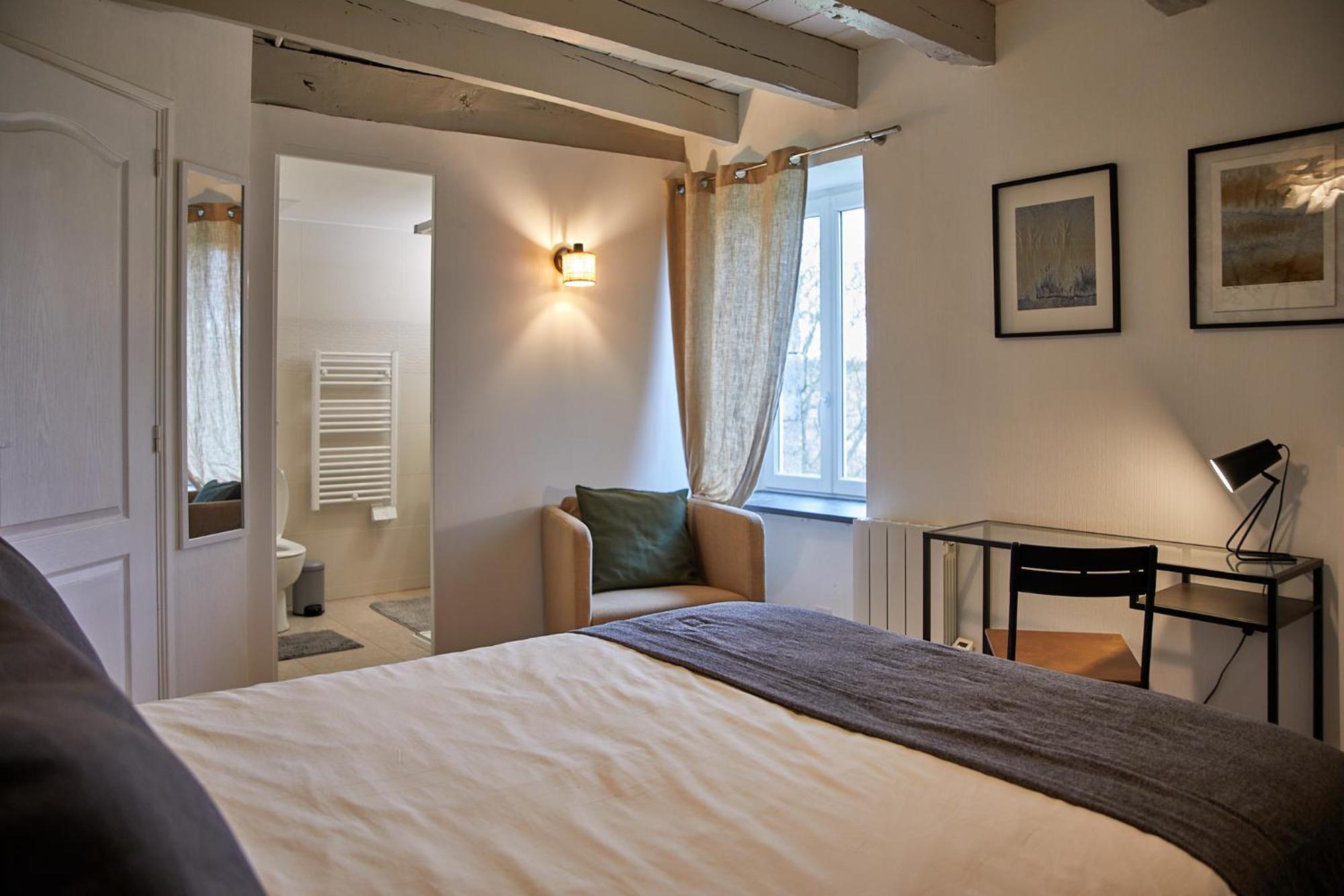 Bed and Breakfast La Breizhidence Комбур Экстерьер фото